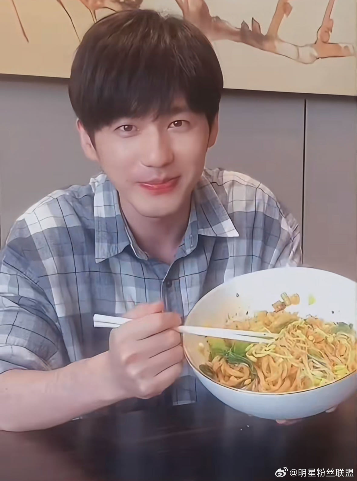 白宇别吃了  冬去春来活动现场秒变“大型劝饭现场”！台下观众:“白宇别吃了”，却