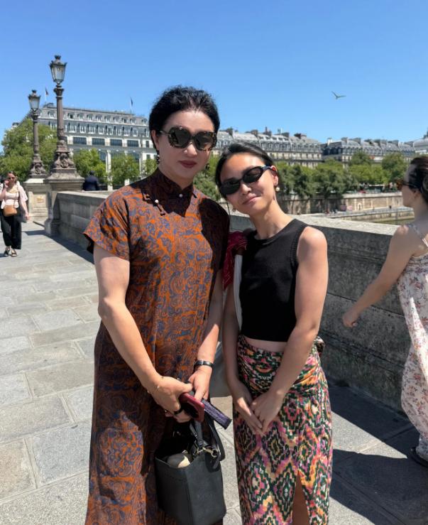 57岁金星在法国吃火锅，不穿旗袍后男人味越来越重，背也驼了，一双大脚穿高跟鞋很丑