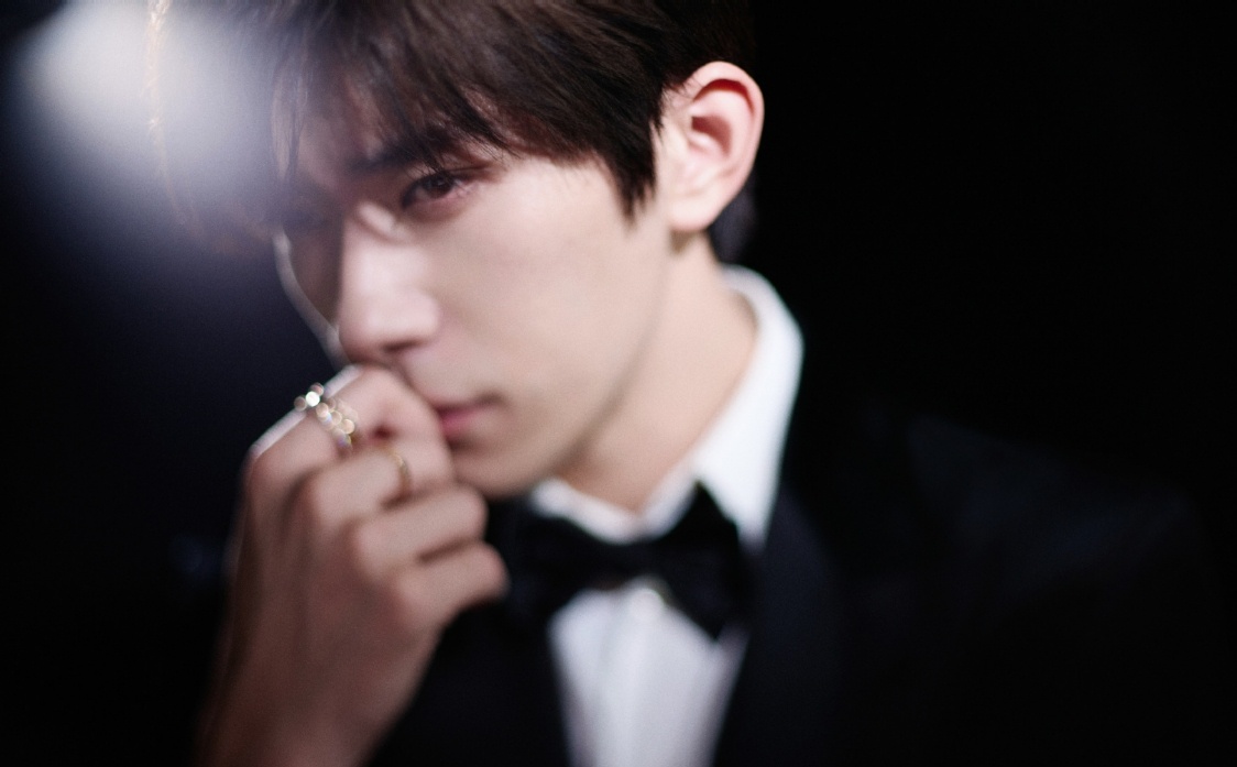 每次看易烊千玺，都觉得他还是那个青涩少年，可转头就发现他要跟24岁告别了。这一年