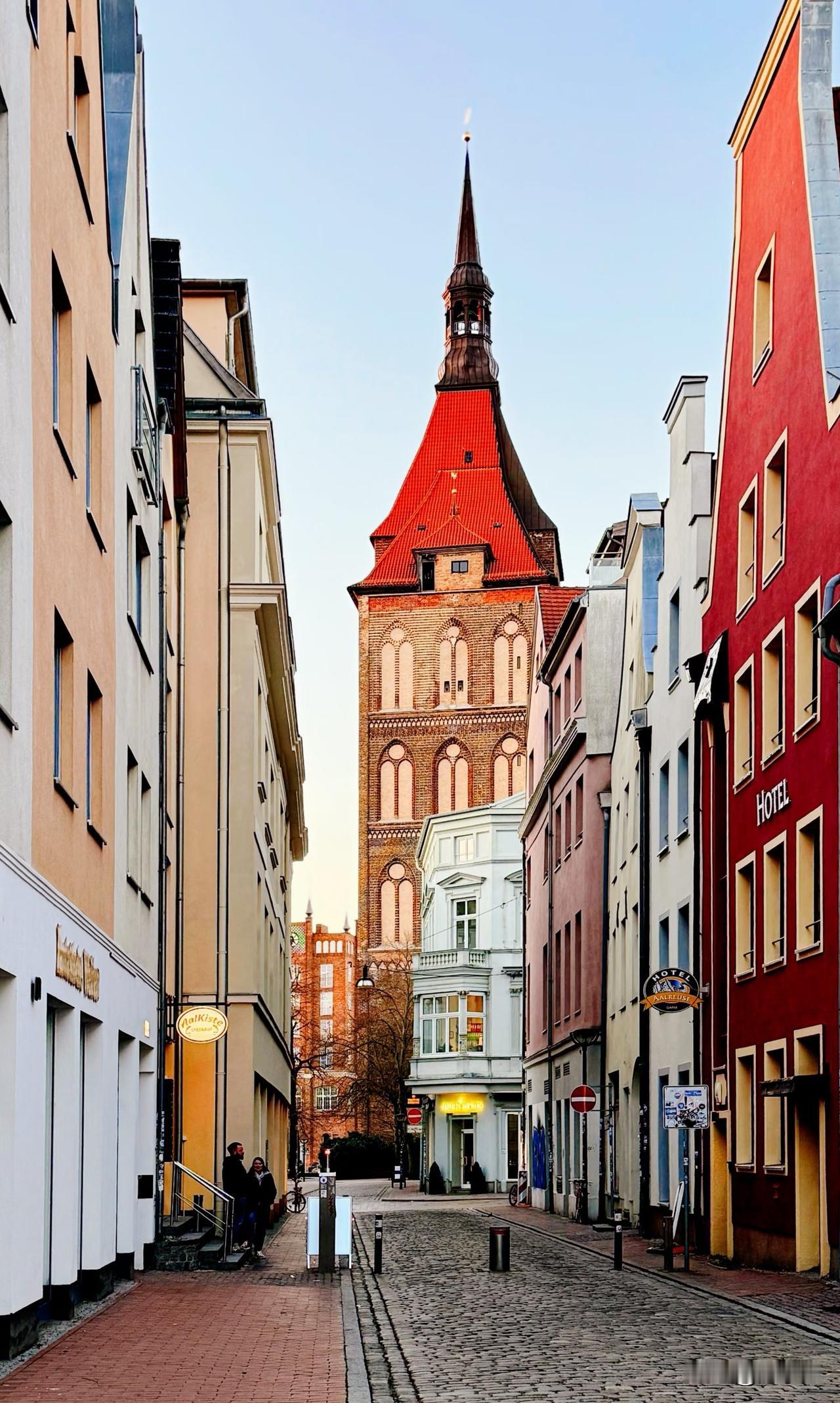 德国罗斯托克。号称波罗的海最大城市，然后人口不到20万，惊喜不？可能远在东方的我