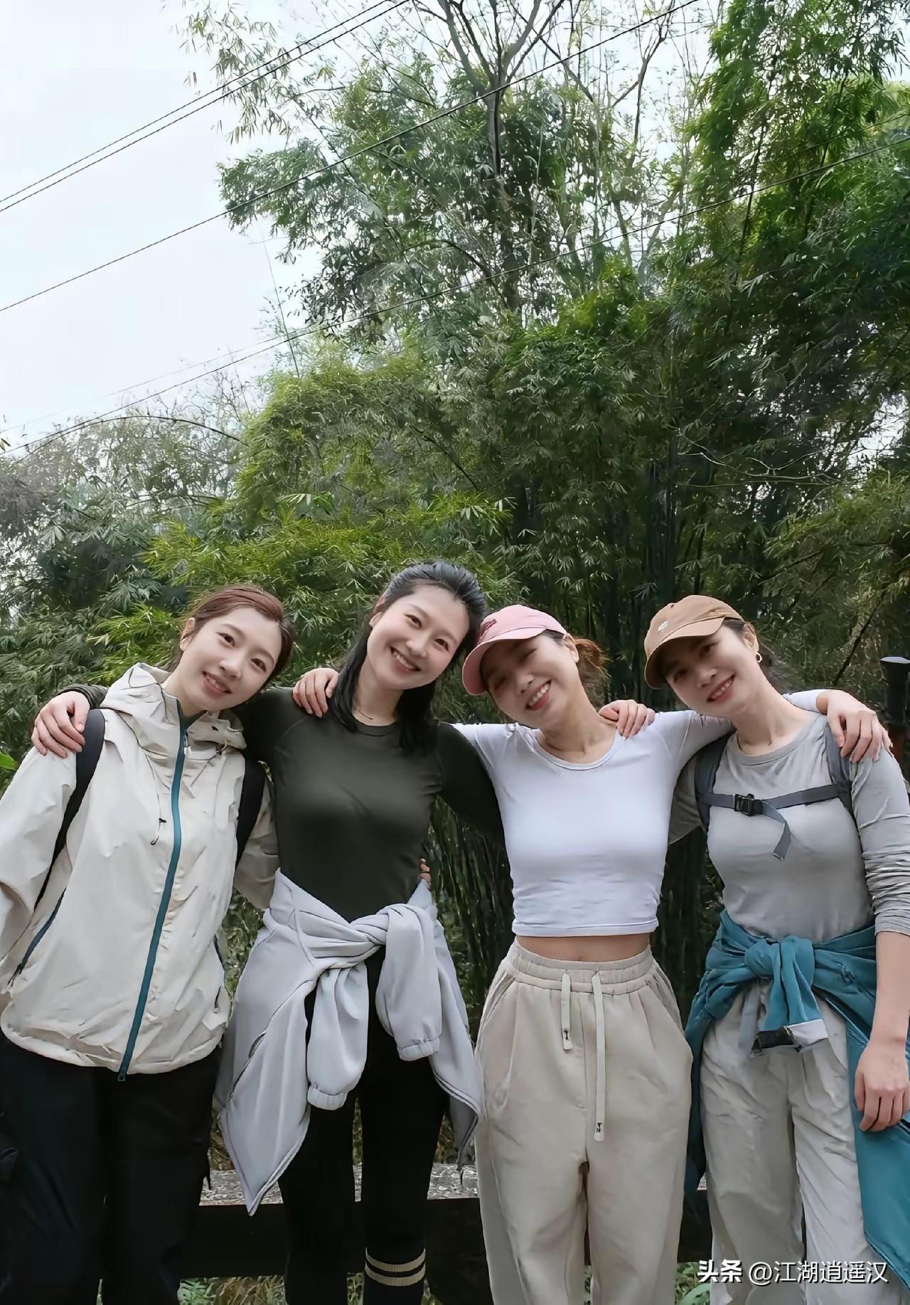 和最好的姐妹一起徒步，连风都变得温柔起来🌿。竹林间的清新空气，石阶上的欢声笑语