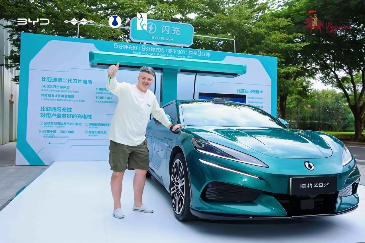 千年前驼铃声响彻大漠，丝绸之路搭建起文明交流的纽带。如今比亚迪新能源车队踏上征途