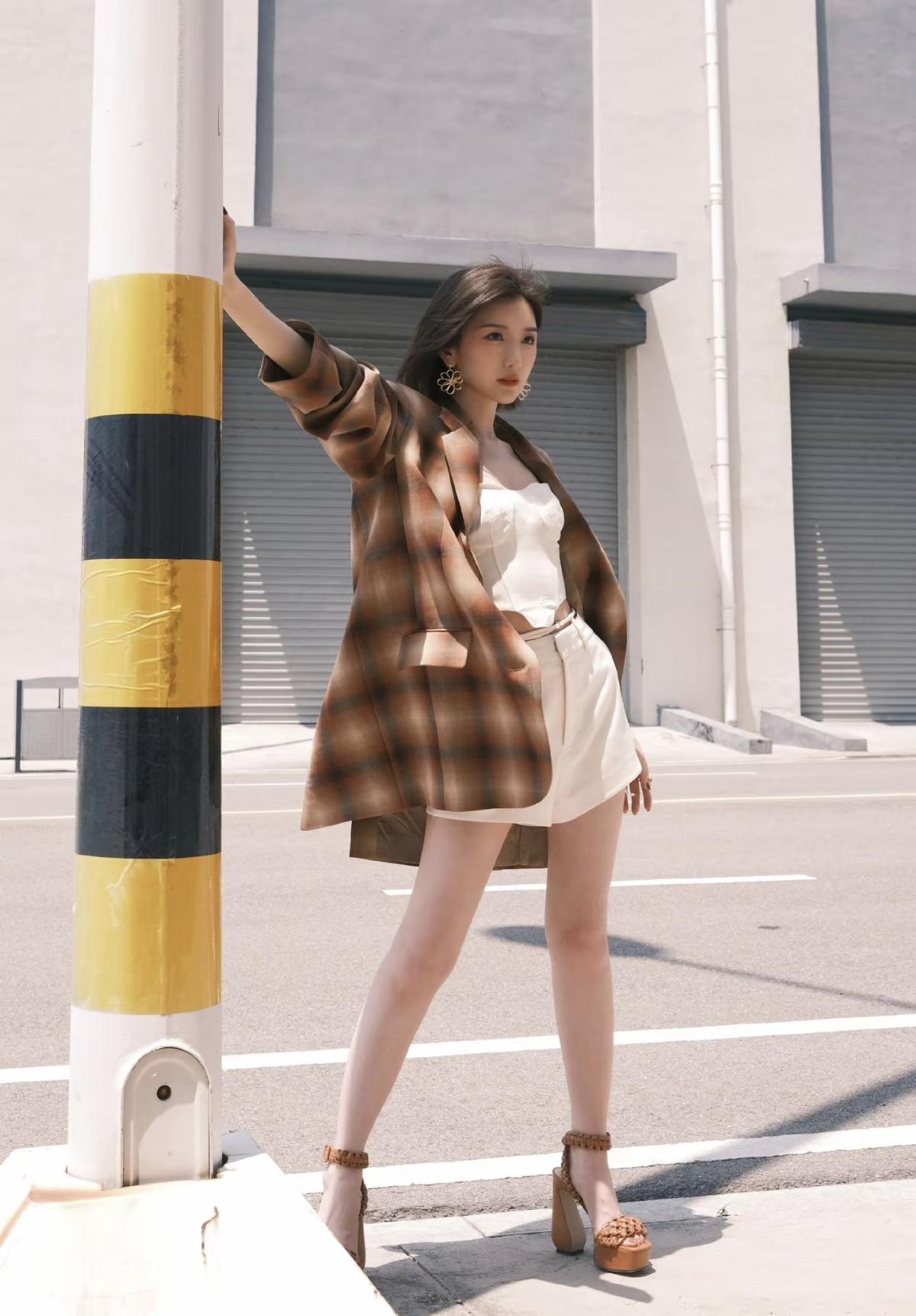 暖调格纹裹身，毛晓彤在光影里把松弛感穿成了日常[比心]毛晓彤的街头感写真，复古格