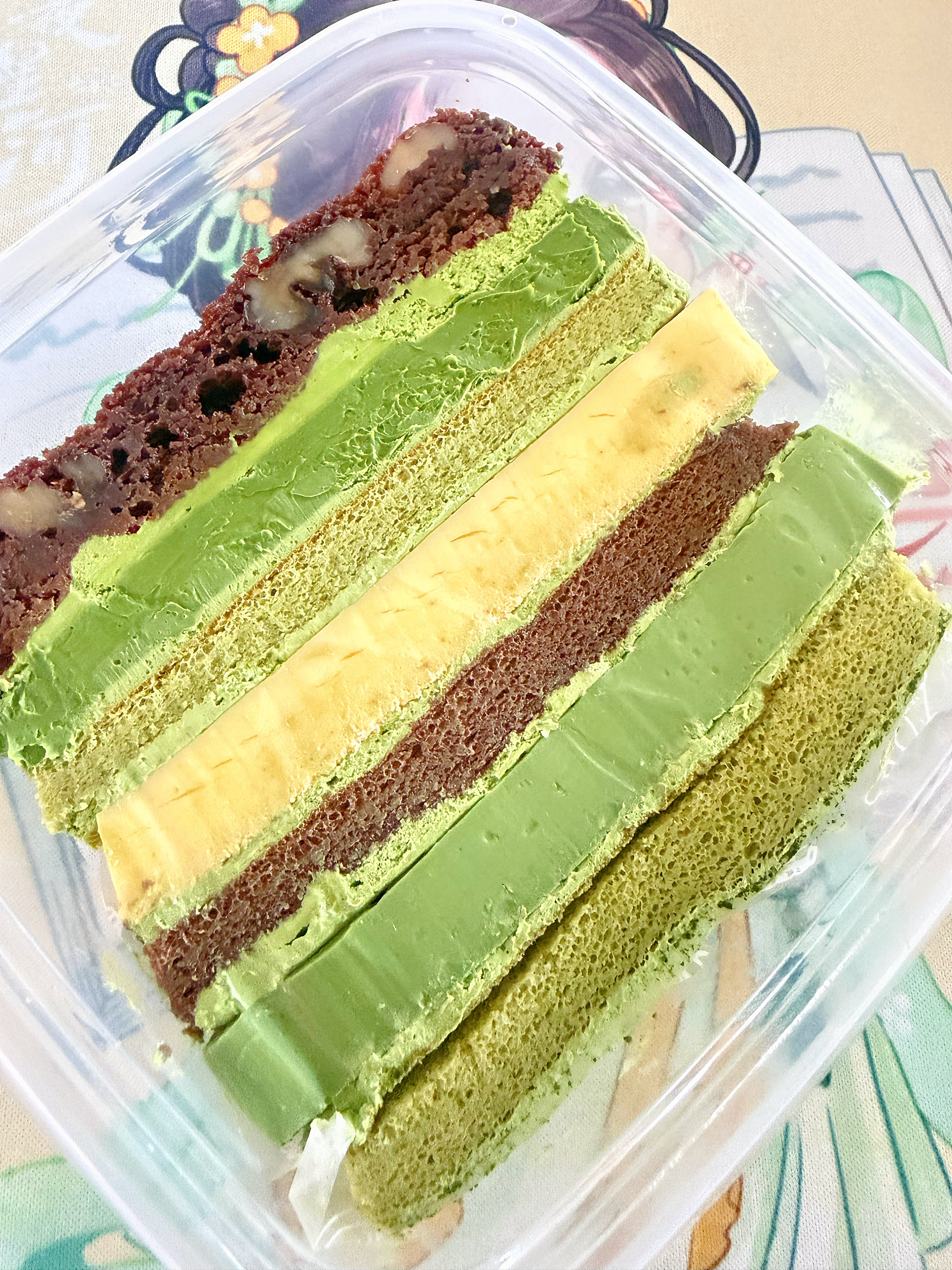 🏓看比赛，吃买的🧁小蛋糕😋 