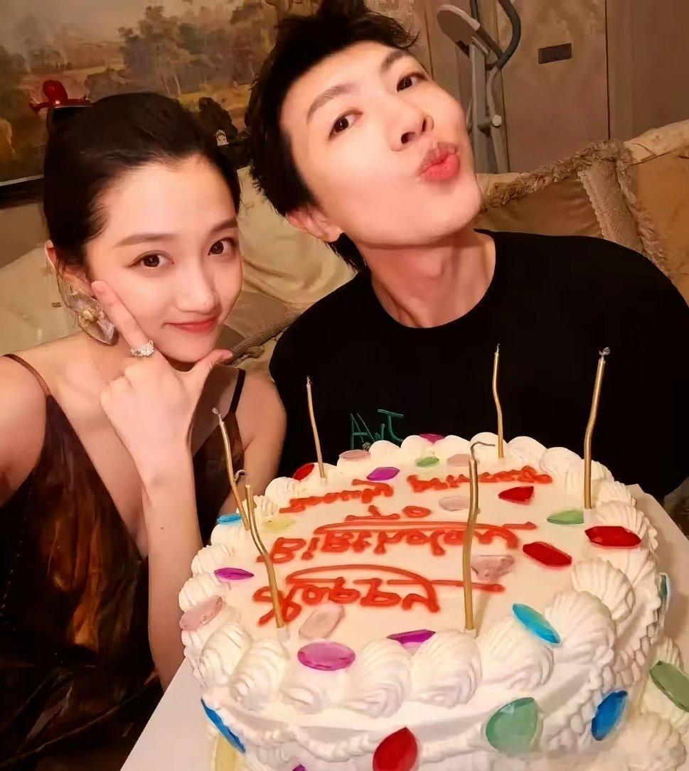 关晓彤29岁生日：热闹是外人的，真心留在身边关晓彤29岁庆生照曝光，一直陪伴她的