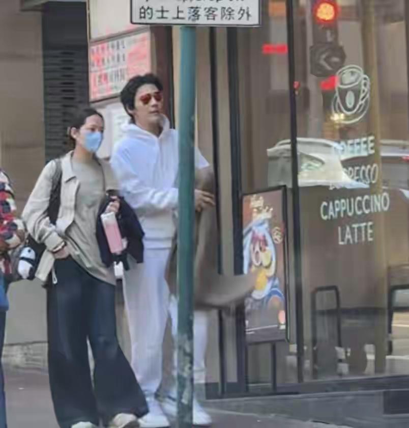 郭碧婷又不打扮很邋遢！
向佐夫妇香港被偶遇！为爸挑生日礼物，不穿女装变帅气！
我