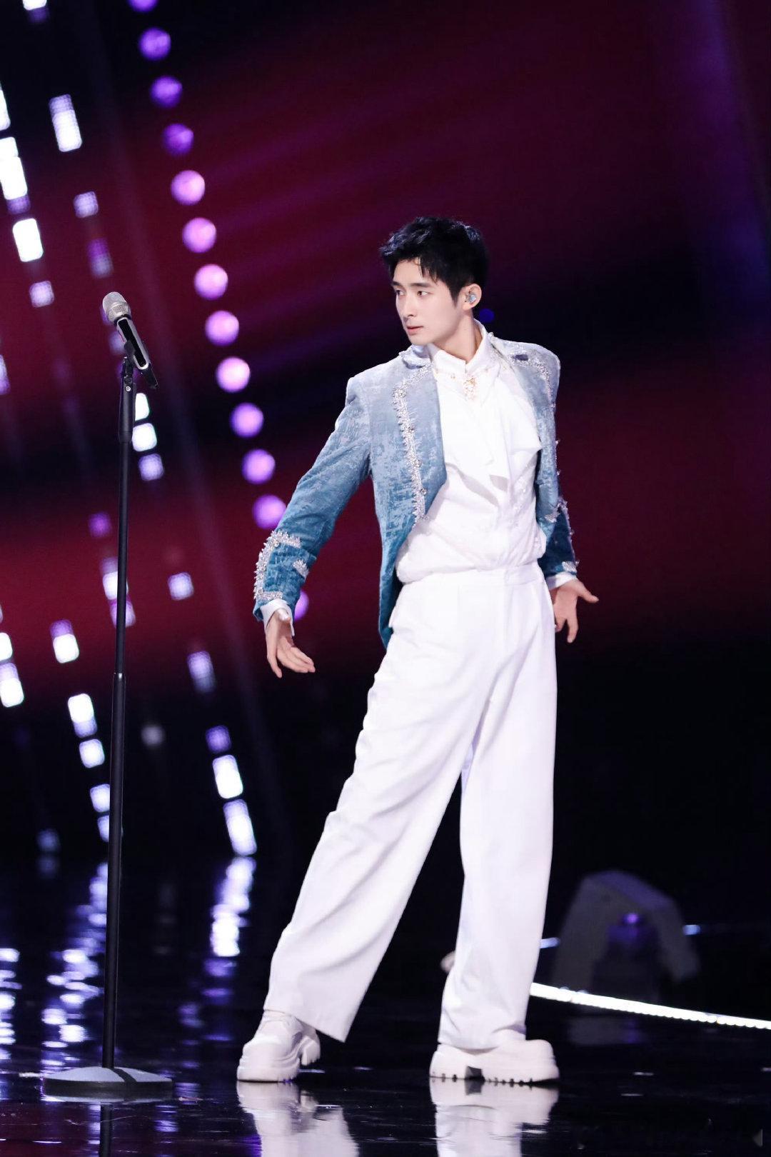 华晨宇 没想到有一天我会教舞蹈谁还没看花花教舞蹈名场面！震惊又认真的样子，真的太