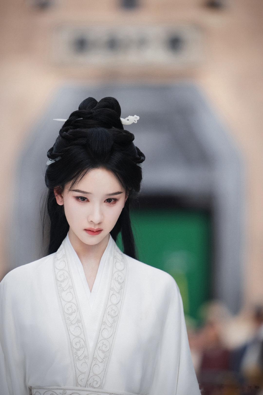 陈都灵白衣完全是仙女陈都灵白素衣越素越美 翘楚一身白衣温柔似水，陈都灵自带仙气滤