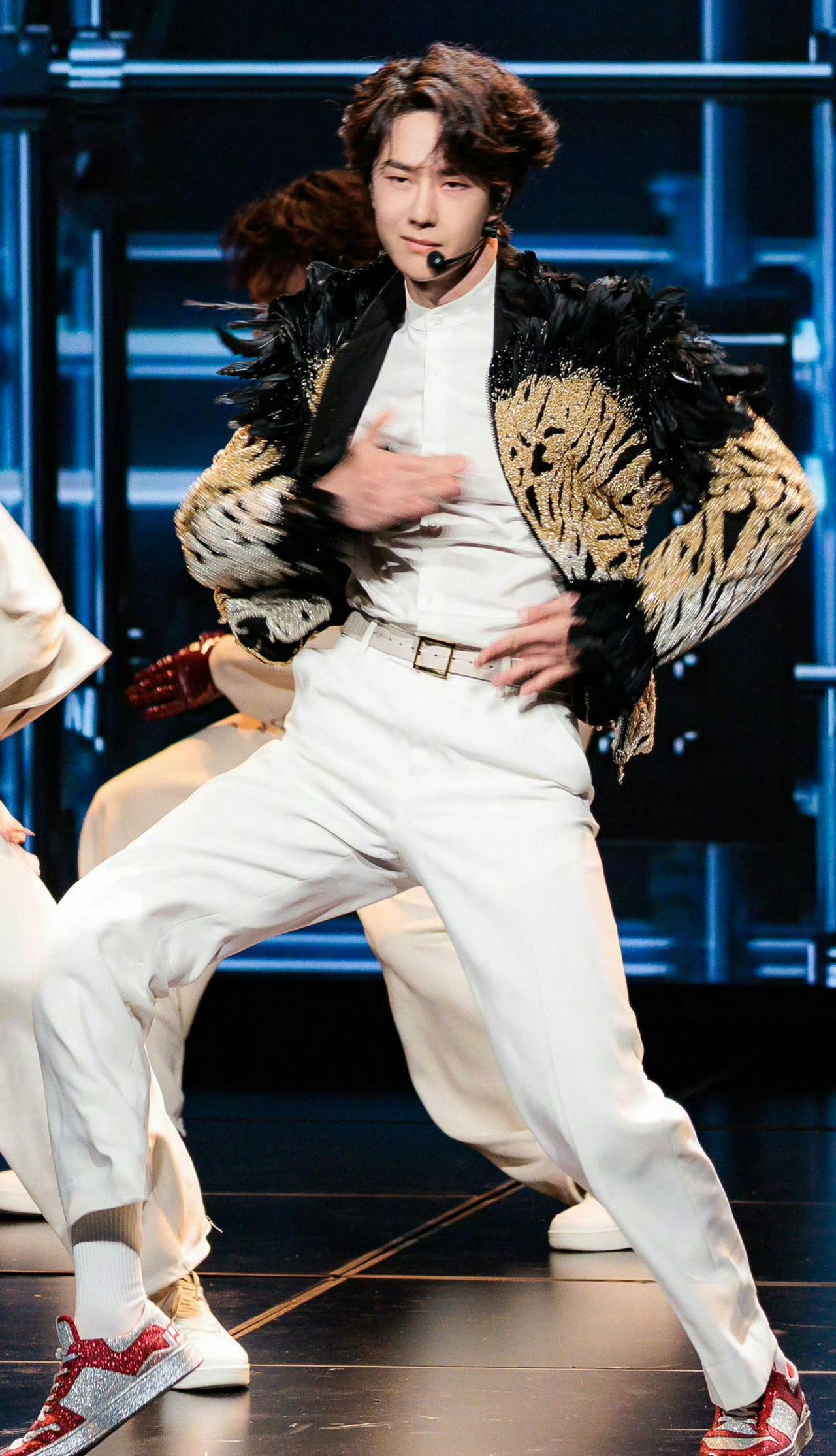 王一博能成为顶流，靠的可不是一时运气，而是这两把“刷子”。

第一，他把热爱当事