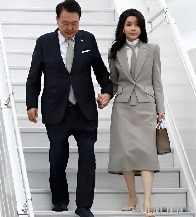 一些人认为，李在明应该给尹锡悦的牢房里安装空调，不管怎么说，他曾经韩国总统，而且