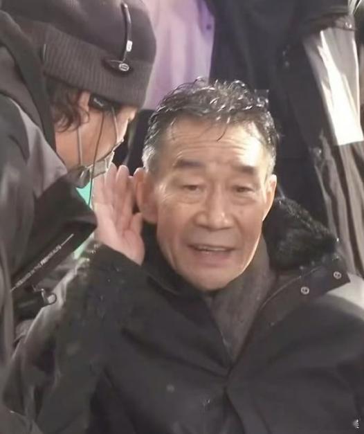 【李雪健抗癌26年，双耳已完全听不见】李雪健双耳已完全听不见据北青娱见报道，近期