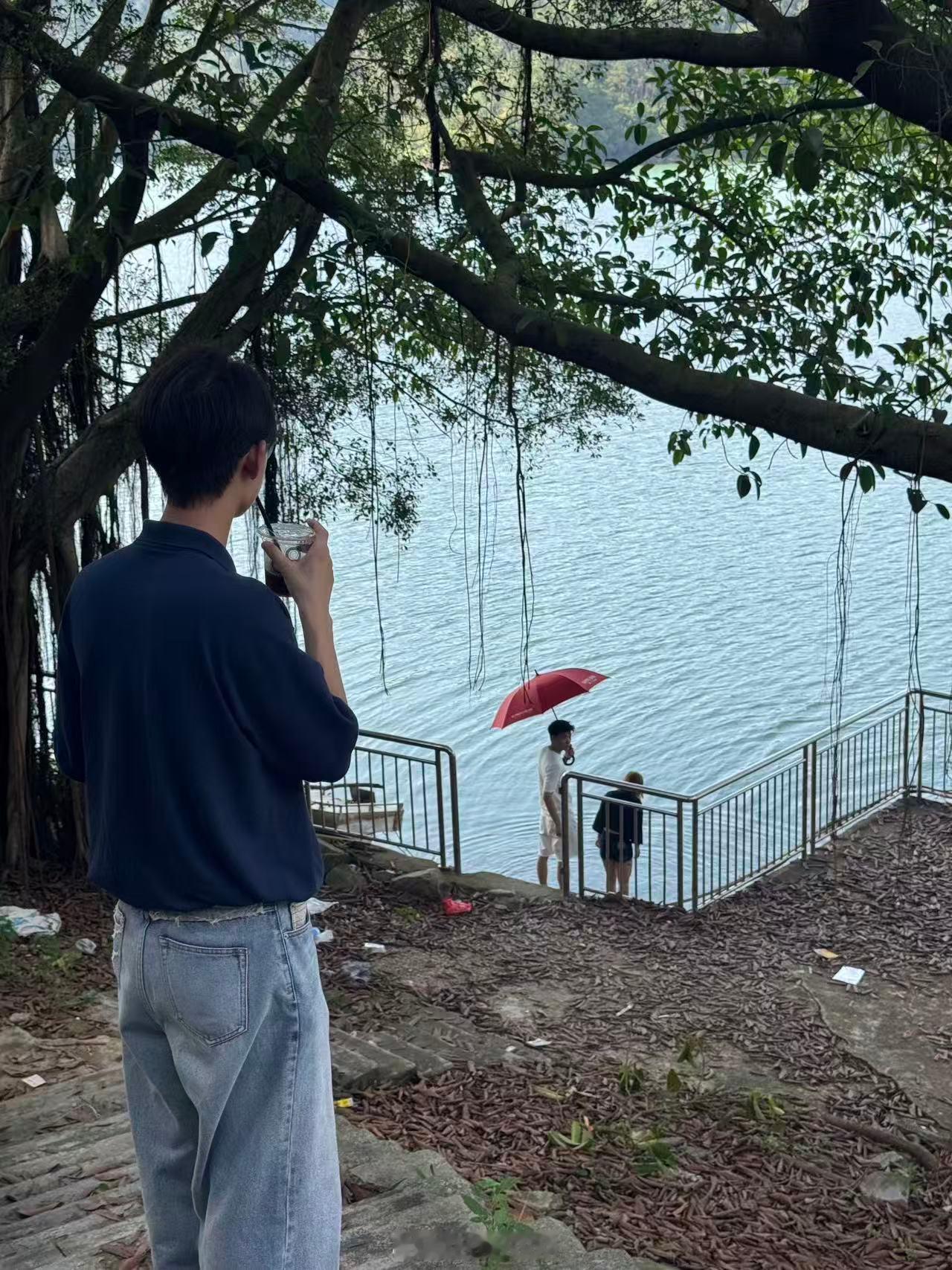 前两天朋友拍的，他说有特别的意境，你们看呢？ 