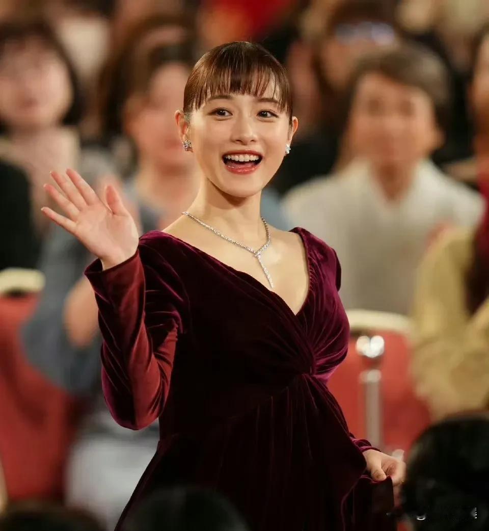 石原里美挺孕肚出席颁奖典礼，一席思酒红色丝绒礼服衬托她格外亮眼，从清纯少女到两个