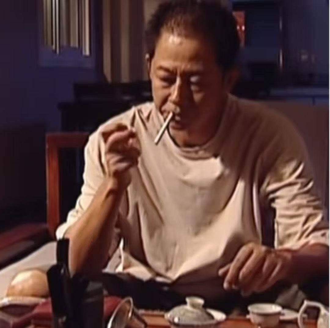 王志文一段非常犀利的话：

“什么是蠢？
没靠山的却想升职，
没站队的却想加薪，