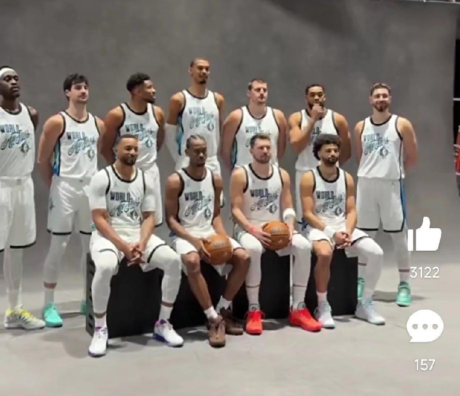 全明星世界队合影，为什么是东契奇C位呢？

1、论资历字母哥31岁，在联盟已经十