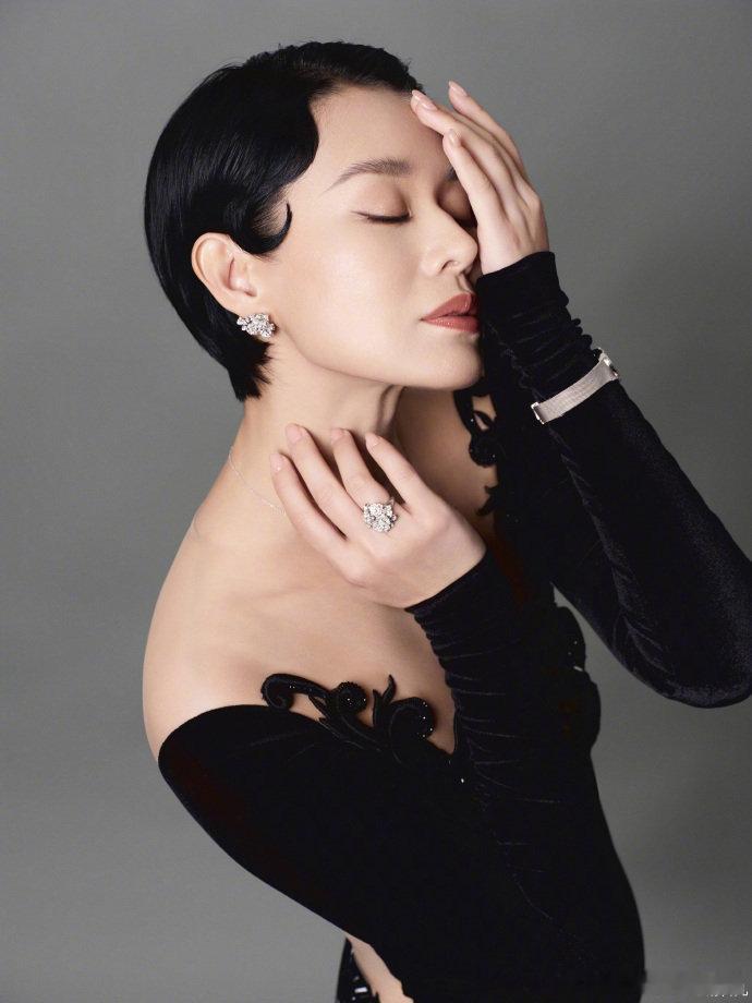 胡杏儿为一家五口选奕境X9 多孩家庭出行，最考验空间与细节。胡杏儿深谙带娃出门的