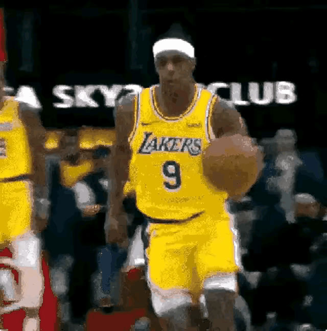 NBA球场至今令人无法理解的一球，暮年朗多跟詹姆斯同为队友，朗多跟詹姆斯一起快攻