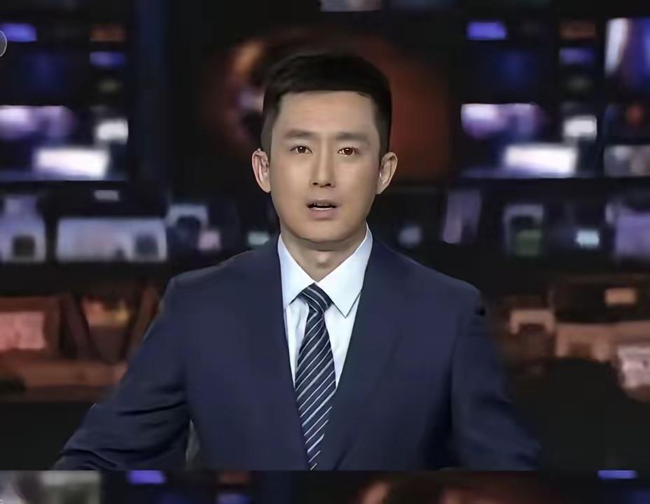 央视又出现了一位帅哥
你们认识吗？
他的脸型五官端正，态度认真，很有男人味，就算
