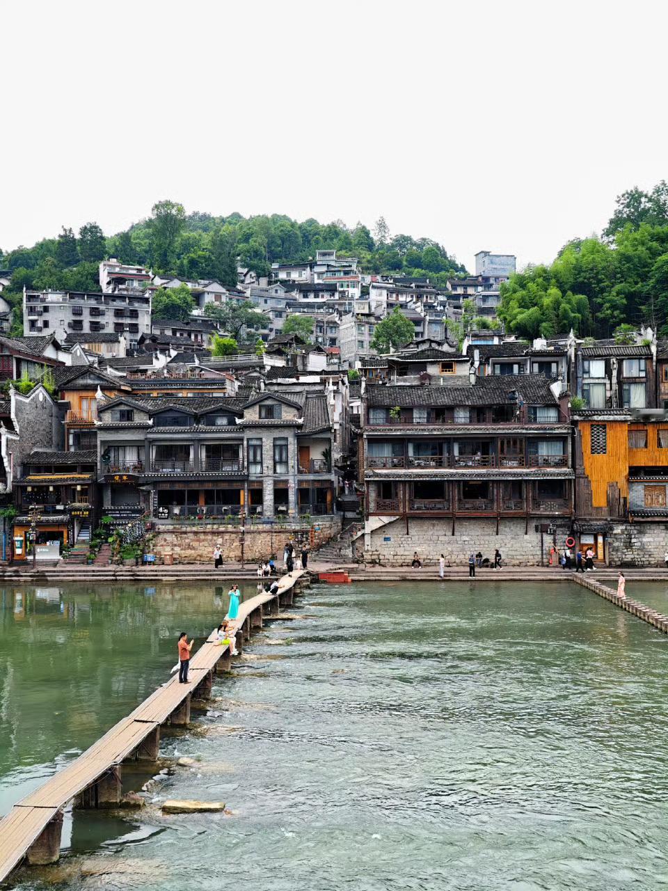 来凤凰古城，在沱江边的石板路上随意漫步。潺潺流水声裹着岸边人家的烟火气，每一步都