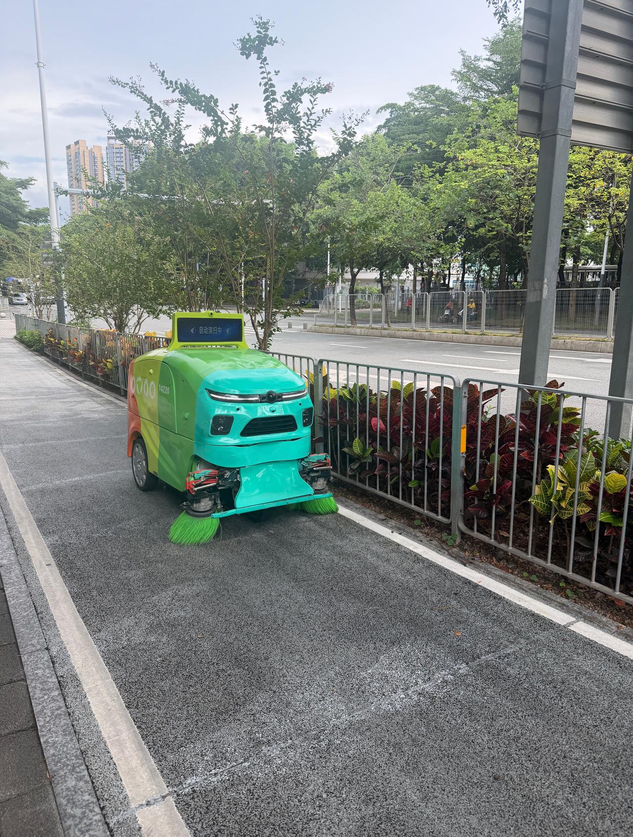 深圳有扫大街机器人了，你们那有不？环卫工人咋办，会下岗一部分吗？ ​
