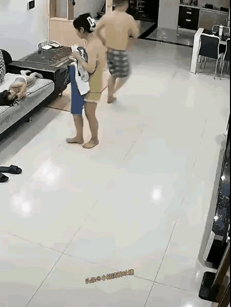 这摔的够疼啊[笑哭]