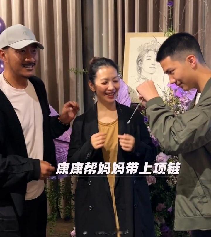 #胡军为老婆庆生##胡军带康康为老婆庆生#一家行走的alpha！ ​​​