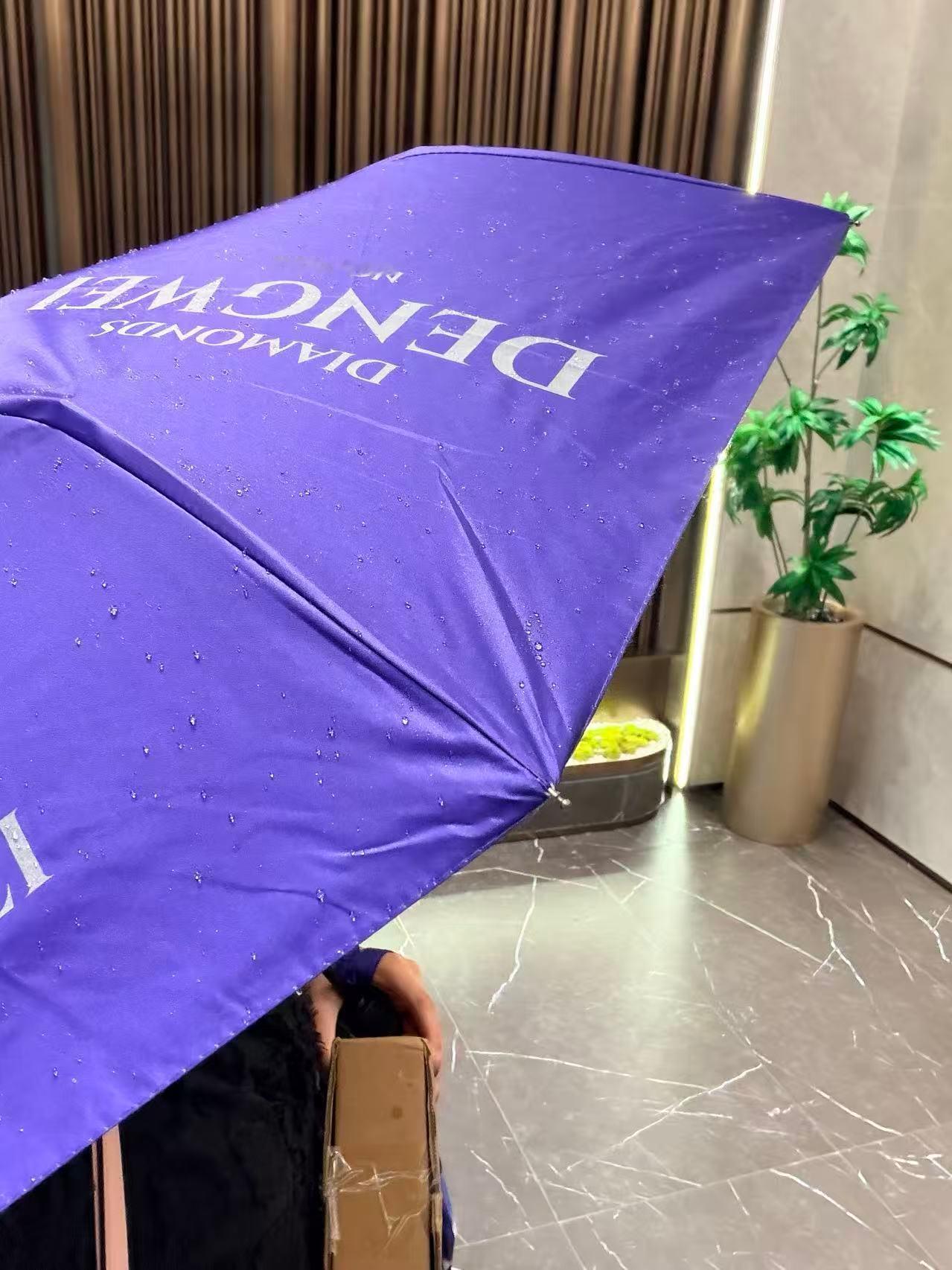 安妮：这个伞到得恰到好处，正好下雨了 