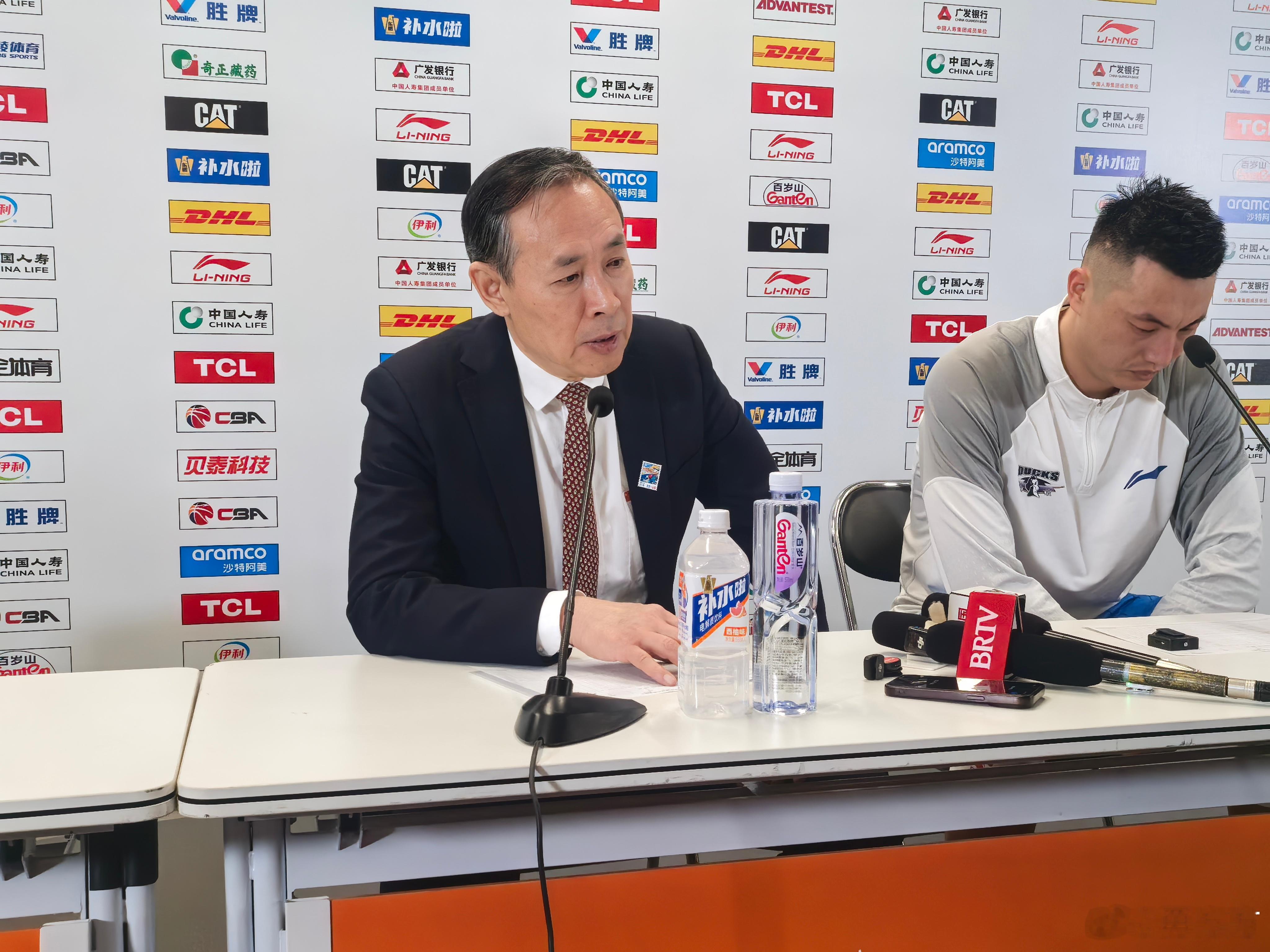 北京男篮vs山西男篮 许指导赛后表扬了全队，大意是人员不整，大家非常拼，篮板球抢