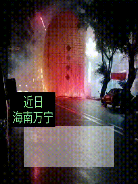 近日海南万宁，凌晨1点，突然有一只孔明灯降落在街道上，随后发出了烟花爆竹的轰鸣声