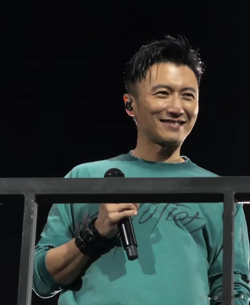 谢霆锋，真正的人生赢家。他应该不只是普通男人羡慕的对象，也是许多娱乐圈乃至大佬羡