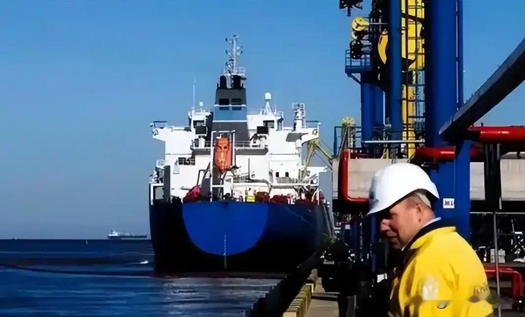 美国扣押委油轮，中国原油贸易受冲击？商务部强硬回应！
 
12月25日，商务部发