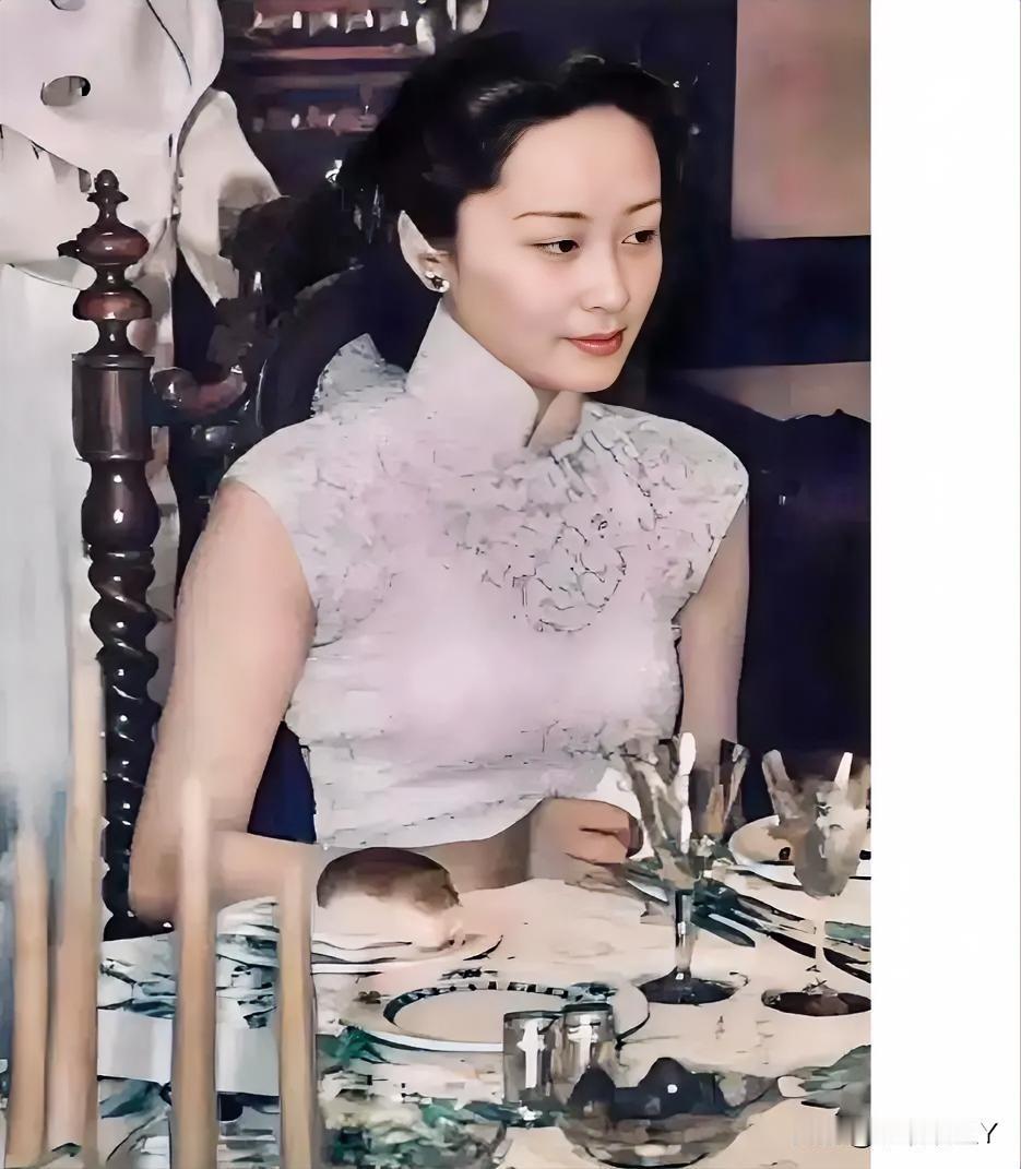 都说她年轻时是个大美女，这么一看，果然美得不可方物。这张珍贵的老照片摄于上世纪四