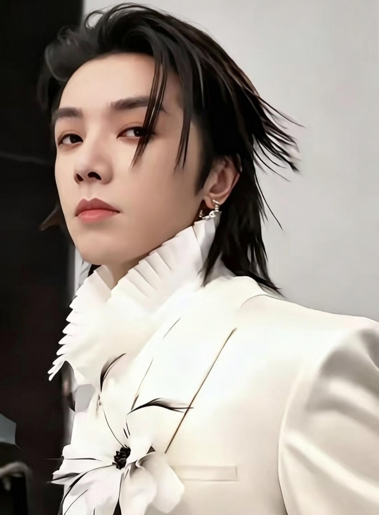 华晨宇彻底破防落泪，背后的代价实在太沉重了。


早前他瞄准文旅赛道，在抚仙湖拿