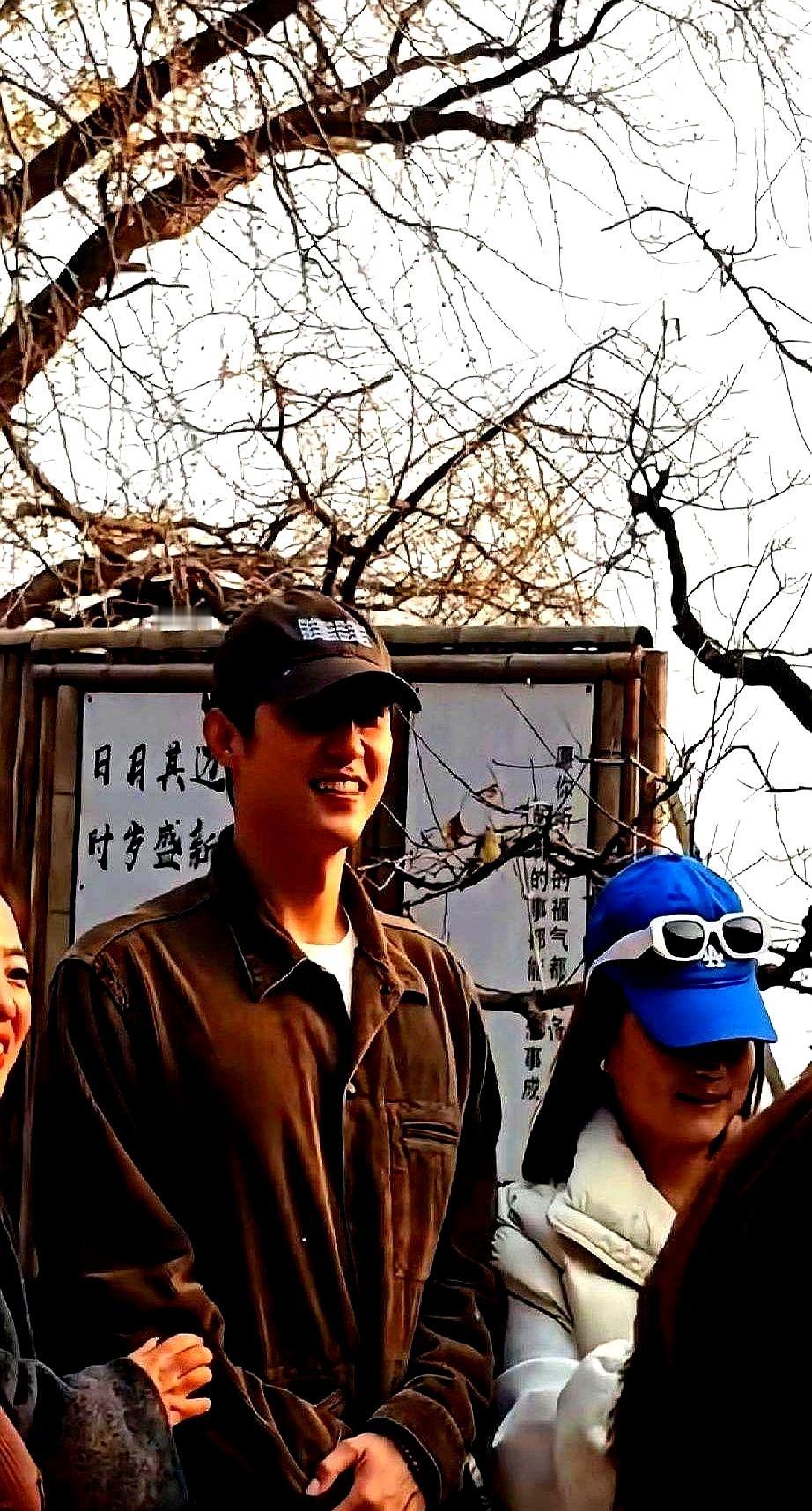 2023年10月，黄景瑜推了高额商务活动，抽工作日带爸妈回丹东老家。陪吃海鲜、手