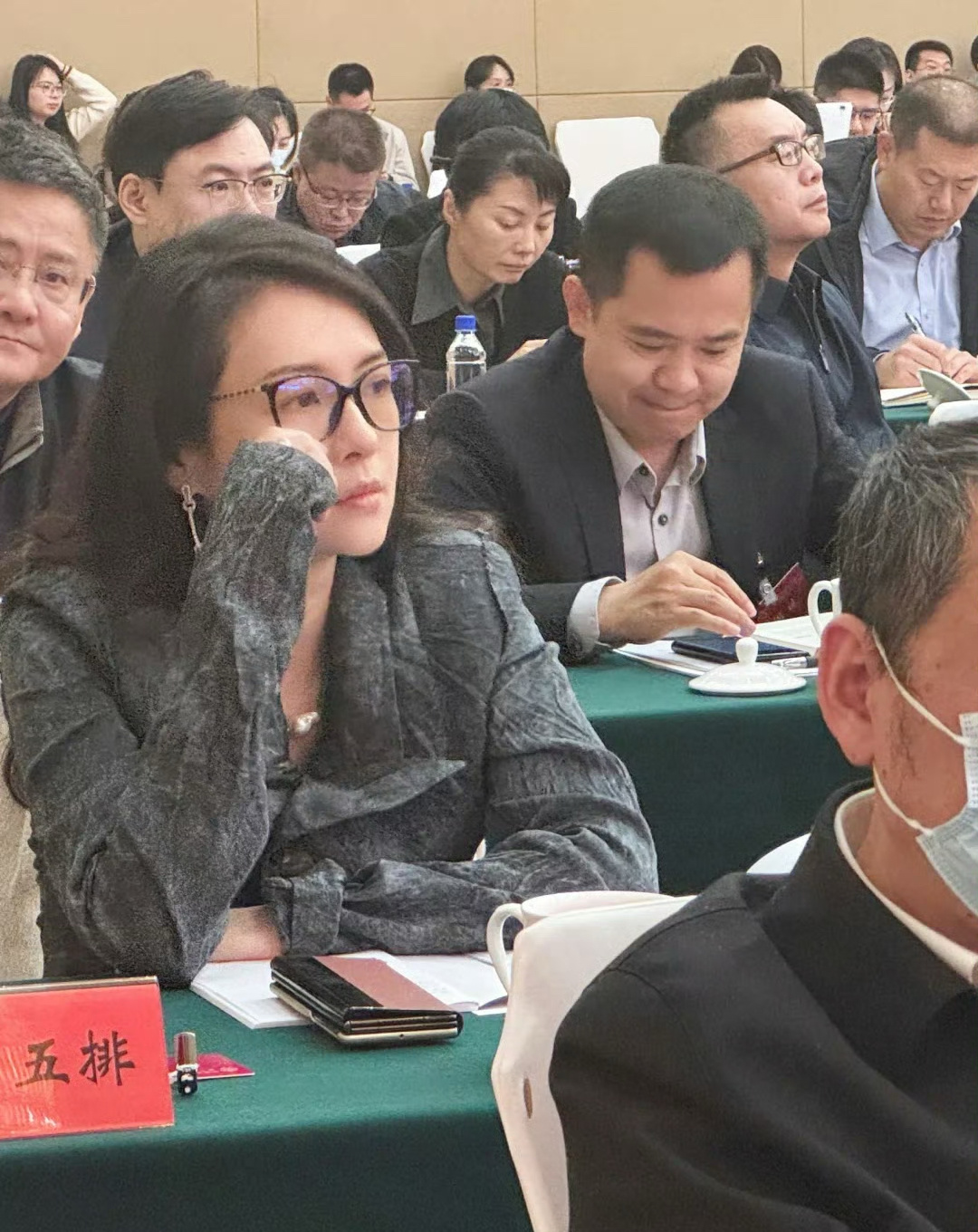 章子怡素颜开会照姐姐好美😍素颜也是青春靓丽岁月不曾在你身上留下痕迹 ​​​