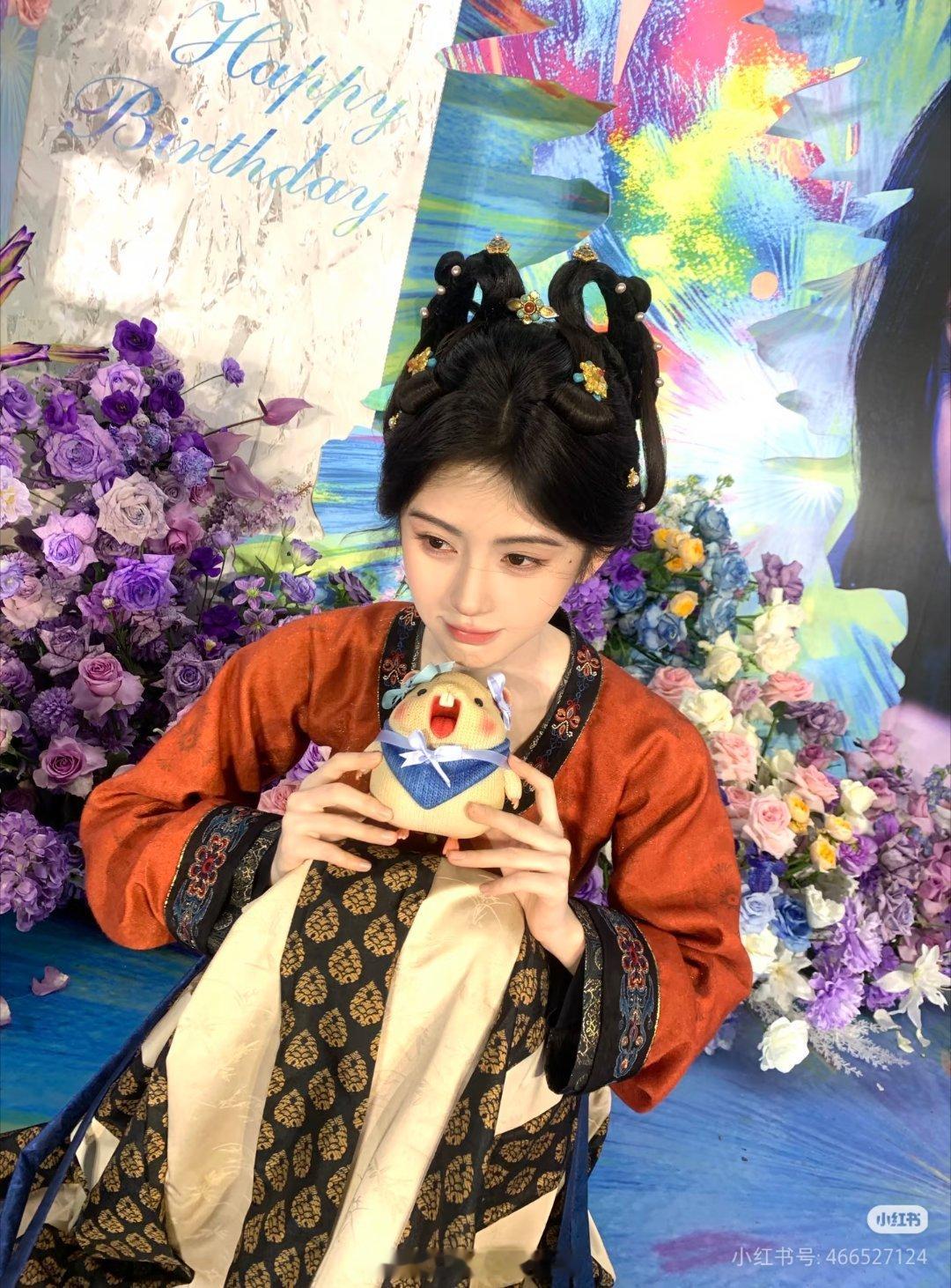 月鳞绮纪 jjy鞠婧祎露芜衣jjy鞠婧祎姜黎非jjy鞠婧祎“那里是一夜成名，这一
