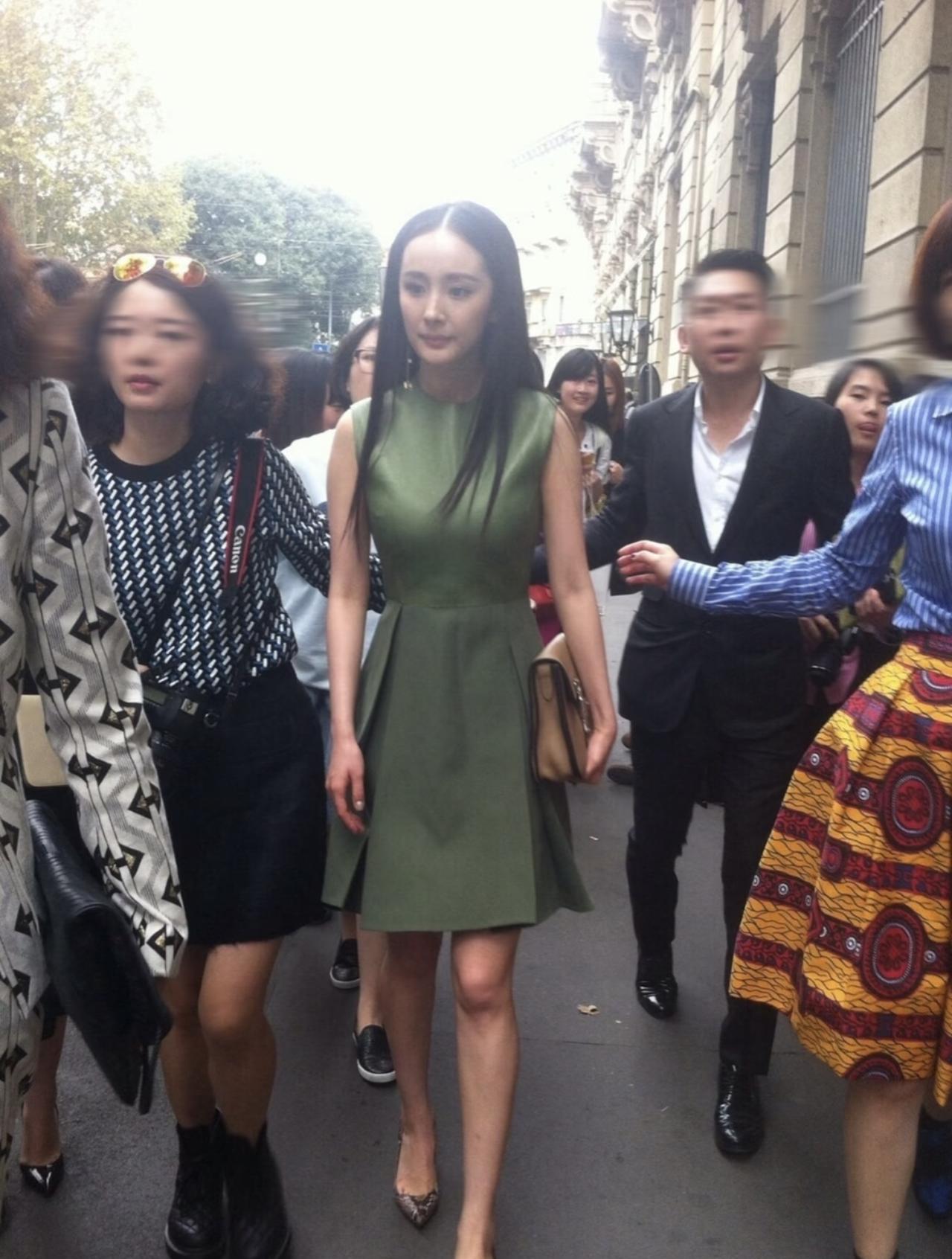 杨幂早期参加活动照，2013年的时候，杨幂已经大紫大红了。

那时的杨幂27岁，