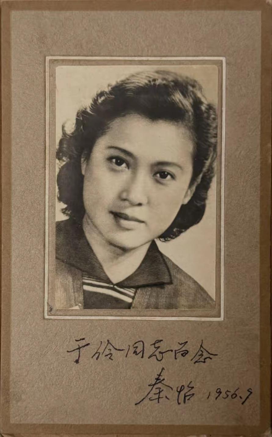 王铎：秦怡1956年送给于伶的照片和手书，真美啊！