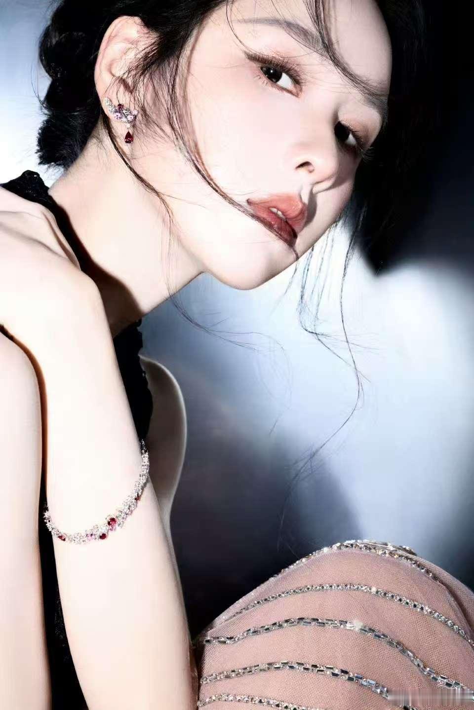 陈都灵光影作刃陈都灵珠光折射棱角陈都灵光影作刃，珠光折射棱角，