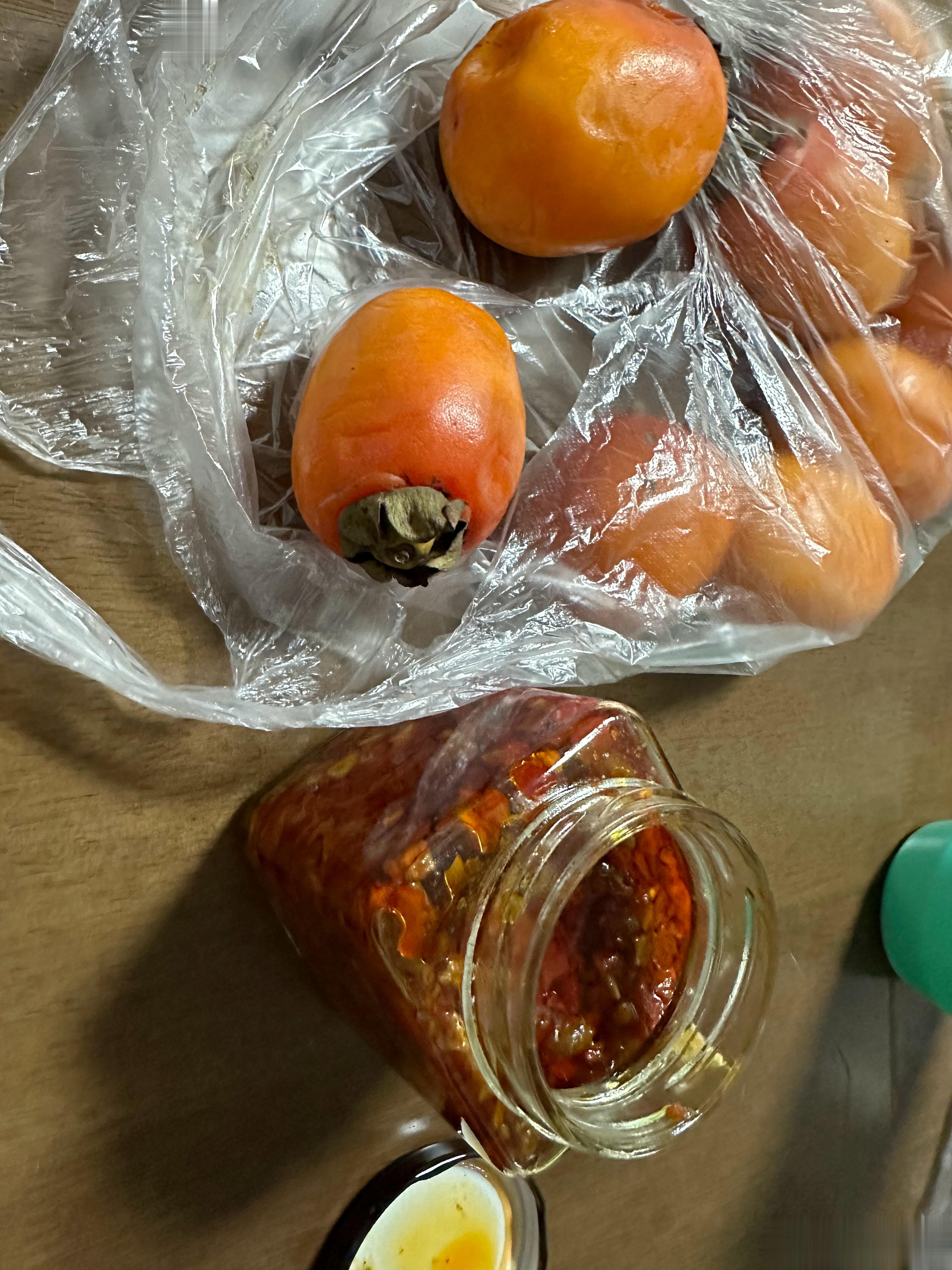 准备了辣椒酱和柿子，让朋友送几只煮熟的螃蟹来，准备这三样一起吃。结果，朋友以为我