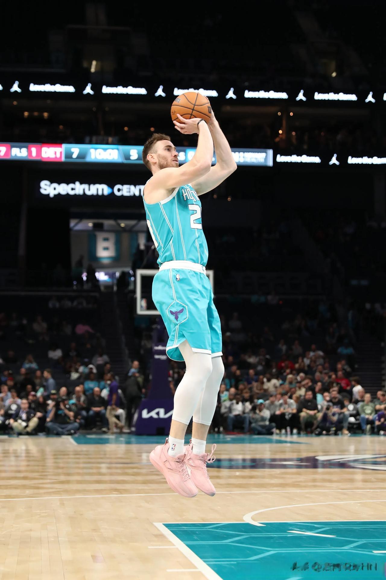 NBA自由球员8月陷入困境，我意外地发现了2个可笑的事实！

1，场均20+5乌
