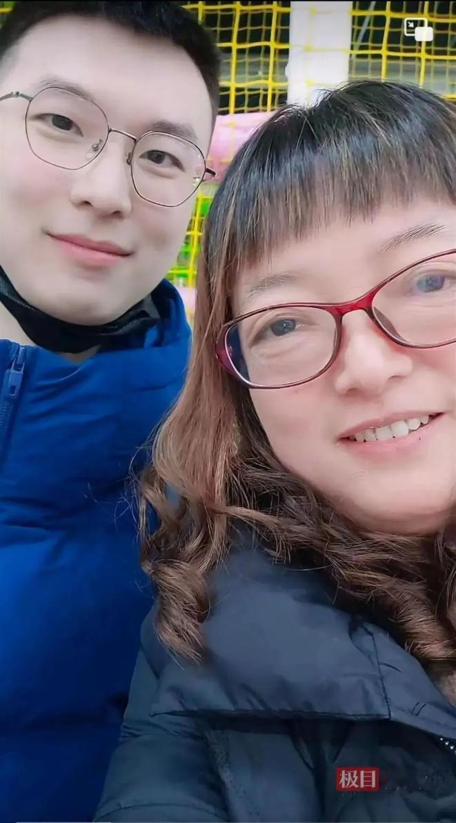 2022年，江苏女子逛商场的时候，突然发现了两年前因公牺牲的"儿子"，不禁满含热