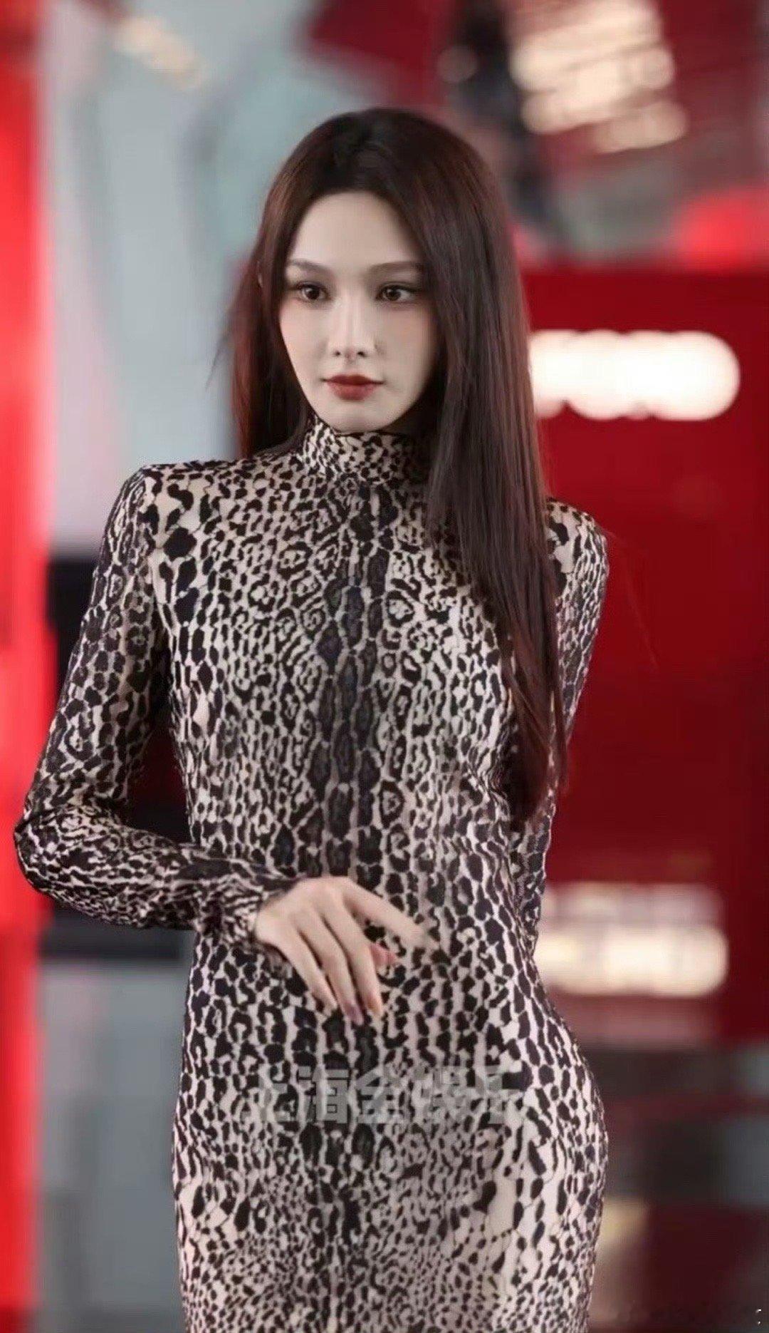 彭小苒蛇女造型彭小苒这身蛇女造型真的惊呆了！又冷艳又魅惑，气场超级强！ 