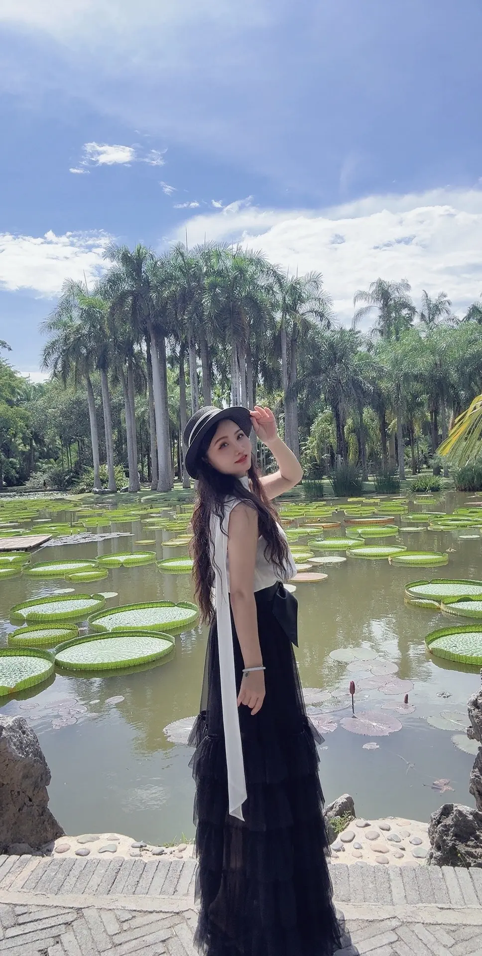 出来沾花惹草了