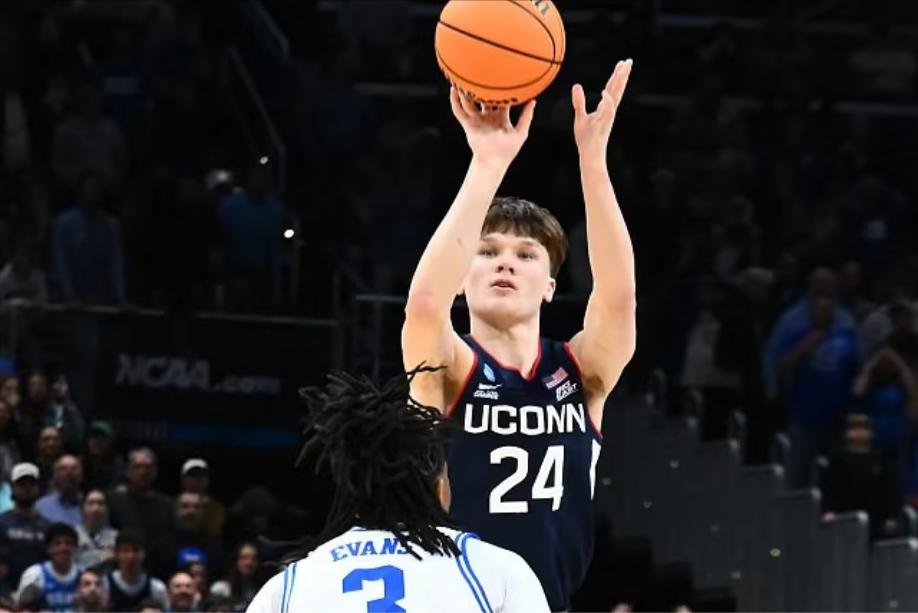 北京时间3月30日，NCAA精英八强赛上演了一场堪称经典的史诗对决！康涅狄格大学