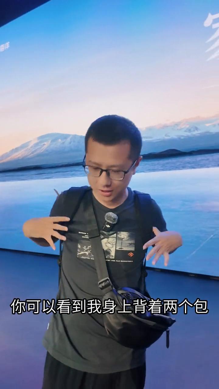 哈喽各位，今天来到了比亚迪深圳的坪山总部，可以看到我身上背着两个包，因为我是刚从