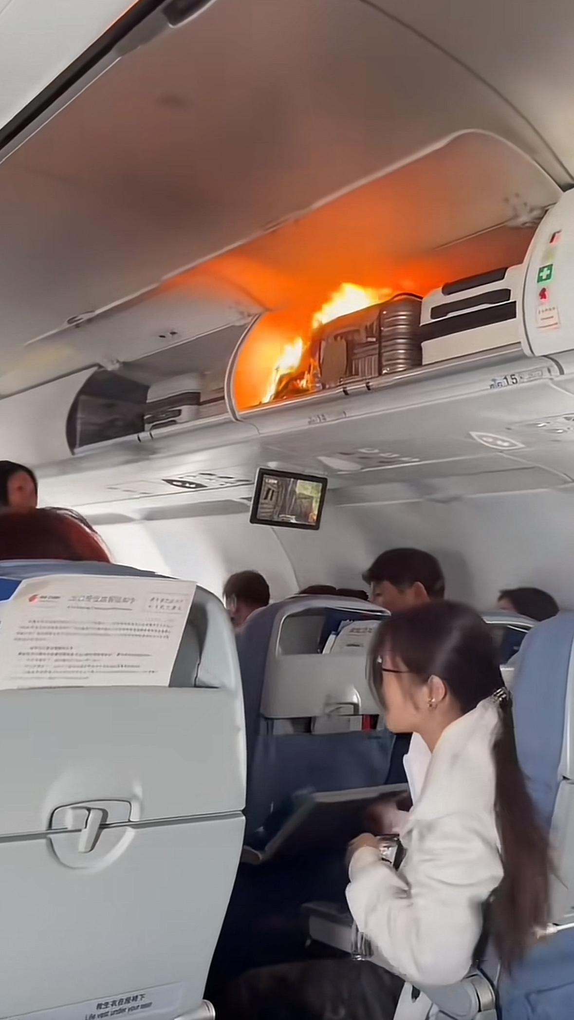 飞机上发生火灾事故，两名旅客竟然拿着手机只顾拍照，你们认为他们做得对吗？10月1