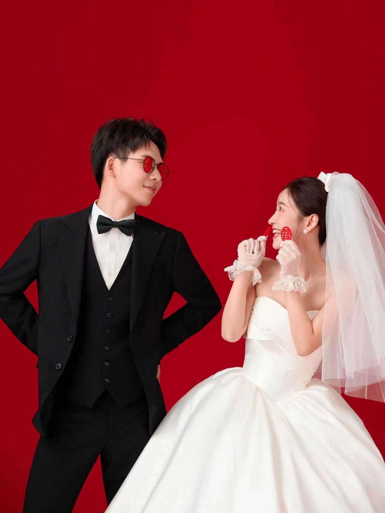 喜嫁风，是中国人才懂的极致浪漫。❤️🏮 这组婚纱照，把“大婚之日”的仪式感拉满