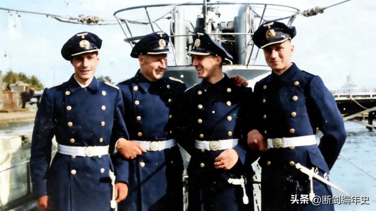 1940年9月，U-96号潜艇服役仪式上，军官们在合影。U-96号属于VIIC型
