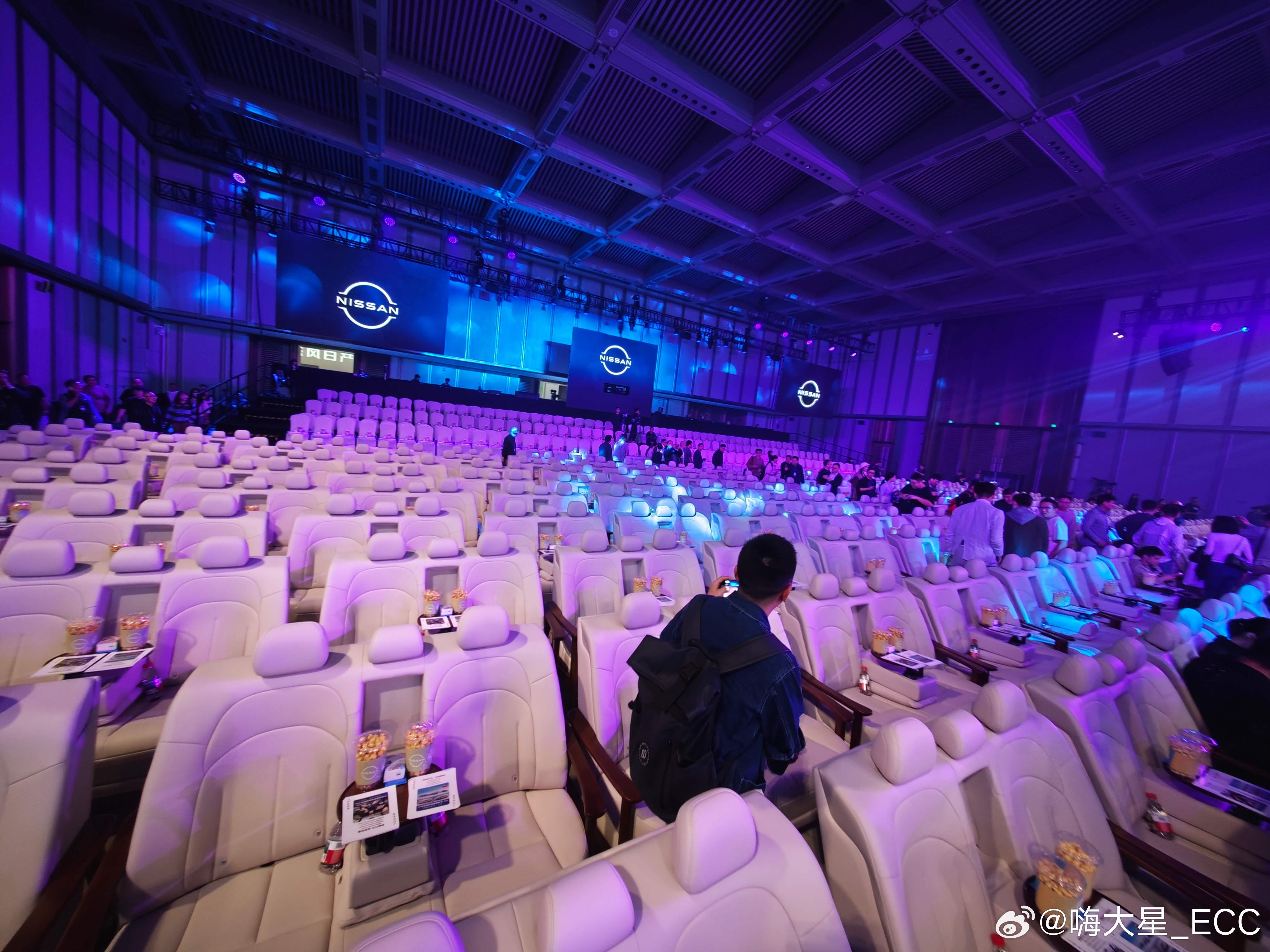 日产 N6发布会真的把后排座椅铺满了整个会场！有一种来IMAX电影院看电影的感觉